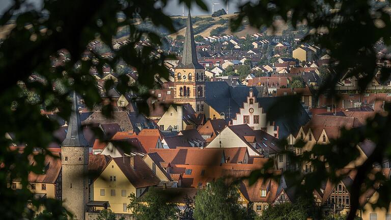 Hauseigentümer in der Karlstadter Altstadt haben auch nach Änderung der Gestaltungssatzung im November 2023 kein leichtes Spiel bei der Beantragung von Solarmodulen (Archivbild). Hauseigentümer in der Karlstadter Altstadt haben auch nach Änderung der Gestaltungssatzung im November 2023 kein leichtes Spiel bei der Beantragung von Solarmodulen (Archivbild).