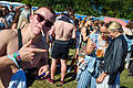 108855705 (1).jpg       -  Gehört dazu? Junger Mann mit Zigarette auf einem Musikfestival