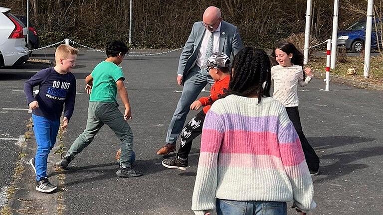 Im Anschluss an die Verleihung des Kunstpreises lud Gemündens Bürgermeister Jürgen Lippert die jungen Preisträgerinnen und Preisträger noch auf eine Runde Fußball ein. Im Anschluss an die Verleihung des Kunstpreises lud Gemündens Bürgermeister Jürgen Lippert die jungen Preisträgerinnen und Preisträger noch auf eine Runde Fußball ein.
