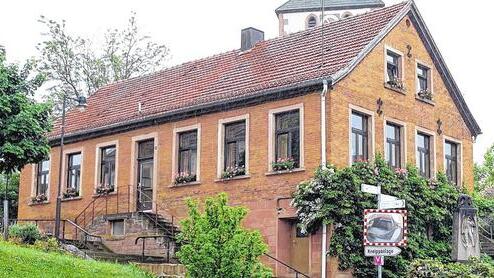 Haus der Generationen: Die alte Mittelsinner Schule soll für für eine solche Begegnungsstätte saniert werden. Doch noch geben die Gemeindefinanzen das erforderliche Budget nicht her. Haus der Generationen: Die alte Mittelsinner Schule soll für für eine solche Begegnungsstätte saniert werden. Doch noch geben die Gemeindefinanzen das erforderliche Budget nicht her.
