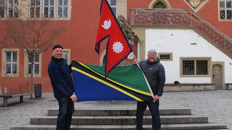 Vor dem Ochsenfurter Rathaus zeigen Burkard Freitag (links) und Klaus Meyer Flagge für die Länder, in denen sie sich seit fast 20 Jahren sozial engagieren. Vor dem Ochsenfurter Rathaus zeigen Burkard Freitag (links) und Klaus Meyer Flagge für die Länder, in denen sie sich seit fast 20 Jahren sozial engagieren.