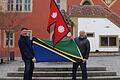 Vor dem Ochsenfurter Rathaus zeigen Burkard Freitag (links) und Klaus Meyer Flagge für die Länder, in denen sie sich seit fast 20 Jahren sozial engagieren.