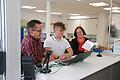 Der 17-jährige Fabian Gröber (Mitte) absolviert bei den Hammelburger Stadtwerken eine Ausbildung zum IT-System-Kaufmann. Hier schauen ihm Betriebsleiter Stephan Dausacker (links) und Geschäftsführerin Anja Binder (rechts) beim Konfigurieren eines Routers über die Schulter. Foto: Ralf Ruppert       -  Der 17-jährige Fabian Gröber (Mitte) absolviert bei den Hammelburger Stadtwerken eine Ausbildung zum IT-System-Kaufmann. Hier schauen ihm Betriebsleiter Stephan Dausacker (links) und Geschäftsführerin Anja Binder (rechts) beim Konfigurieren eines Routers über die Schulter. Foto: Ralf Ruppert