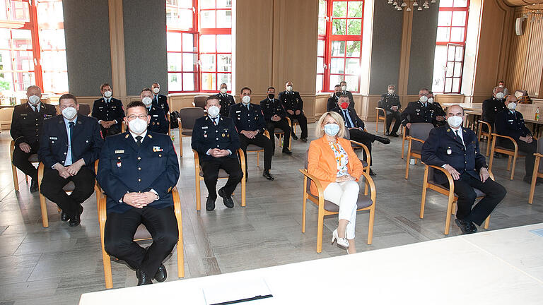 Der Neue, die Chefin und der Alte: Dirk Albrecht, Tamara Bischof und Roland Eckert vor der Führungsriege der Kreisfeuerwehr. Der Neue, die Chefin und der Alte: Dirk Albrecht, Tamara Bischof und Roland Eckert vor der Führungsriege der Kreisfeuerwehr.