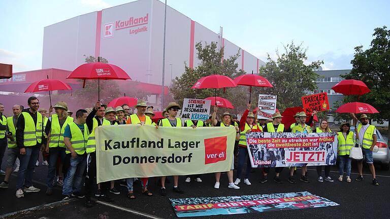 Könnten zum Jahresende hin wieder vor dem Lager stehen: streikende Mitarbeiterinnen und Mitarbeiter im Kaufland-Zentrallager in Donnersdorf (Lkr. Schweinfurt).