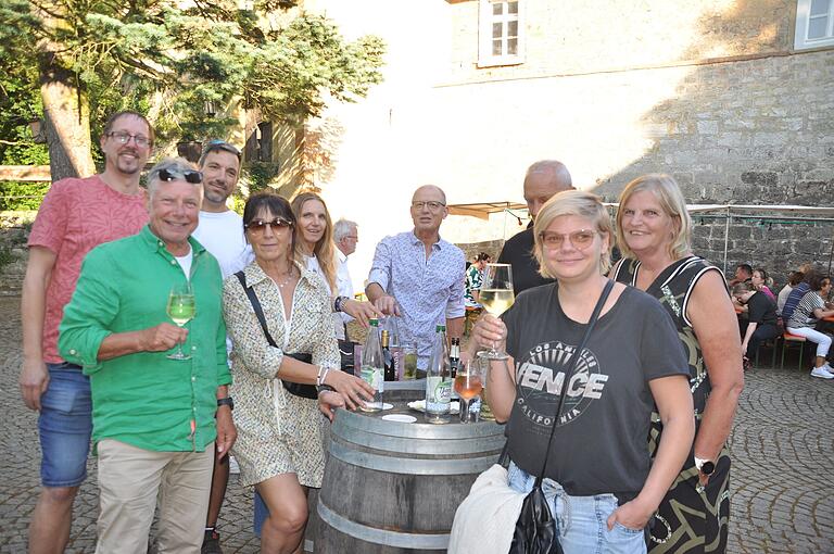 Gerne kamen Besucher zum Weinfest auf das Festgelände am Schloss Gerne kamen Besucher zum Weinfest auf das Festgelände am Schloss