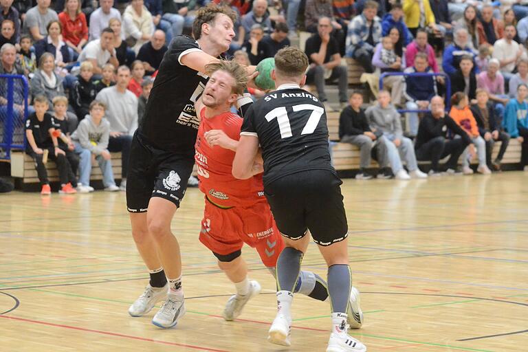 In die Zange genommen: Die Anzinger Florian Ehrenstorfer (links) und Sebastian Felber (rechts) packen gegen Lorenz Schmitt vom TSV Lohr zu.