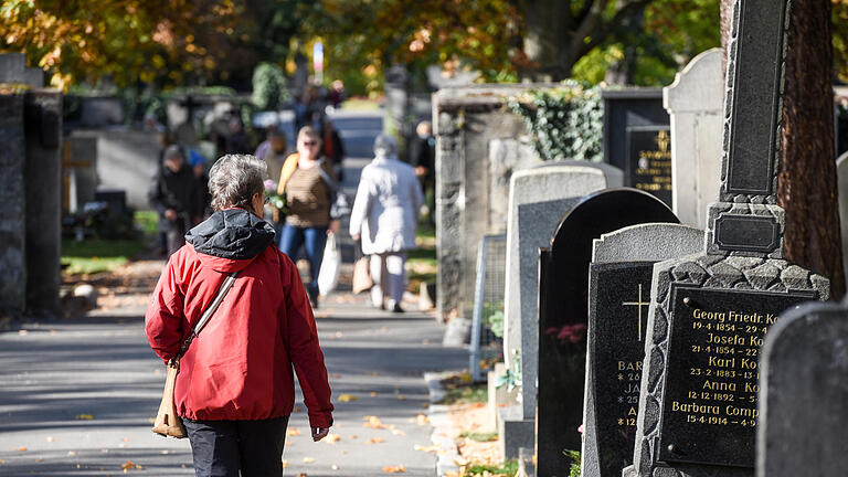 Warum gehen Menschen auf den Friedhof?       -  Auf dem Würzburger Hauptfriedhof treffen Tod und Leben aufeinander. Manche Hinterbliebenen kommen regelmäßig zum Grab ihrer verstorbenen Angehörigen, um Sorgen und Ängste anzusprechen. Während andere nur gelegentlich zur Grabpflege auf den Friedhof gehen.