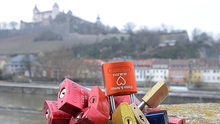 Liebesbeweise in &bdquo;Deutschlands Stadt der Liebe&ldquo;: Vorhängeschlösser als Symbole der Verbundenheit auf der Alten Mainbrücke.