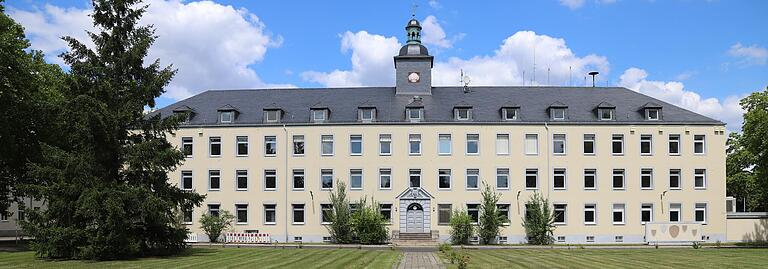 Die Wissenswerkstatt wird voraussichtlich bis zum Jahr 2025 in das ehemalige Stabsgebäude 206 am Ehrenhof in der Ledward-Kaserne umziehen. Man stehe diesbezüglich in engem Kontakt mit der Stadt Schweinfurt, berichtet Vereinsvorsitzender Mario Lory.