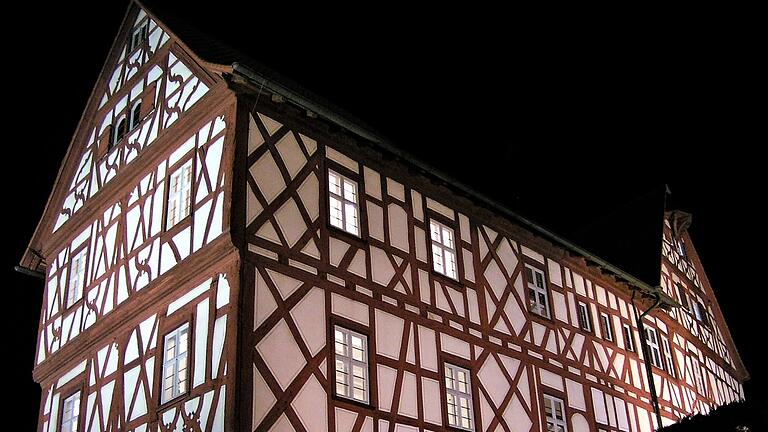 Das Fachwerk des Homburger Schlosses wirkt bei Nacht besonders beeindruckend. Das Fachwerk des Homburger Schlosses wirkt bei Nacht besonders beeindruckend.
