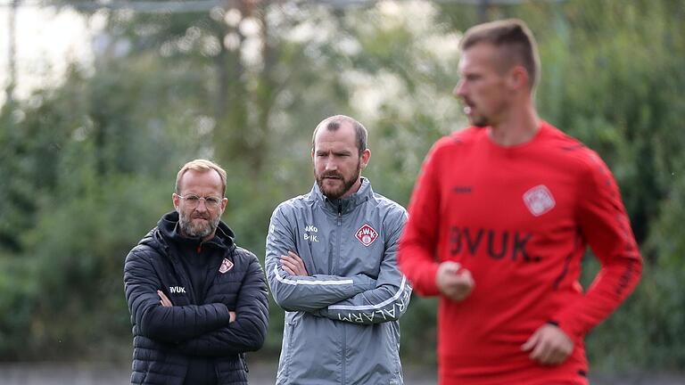 Auch Trainer der Würzburger Kickers war Sebastian Neumann (Mitte) schon, wenn auch nur übergangsweise. Zusammen mit Dieter Wirsching (links) leitete er die Mannschaft um Angreifer Marvin Pourié (vorne) nach der Entlassung von Torsten Ziegner an.