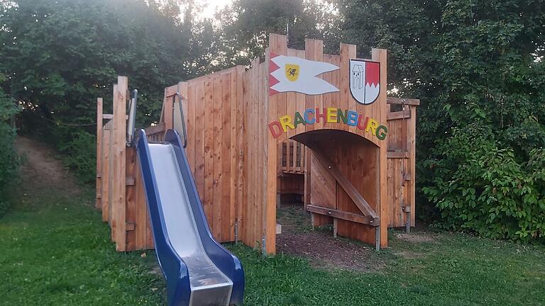 Die Ritterburg auf dem Rodheimer Spielplatz soll noch mit einem Fallschutz ausgestattet werden. Die Gemeinde ist auf der Suche nach Lösungen.