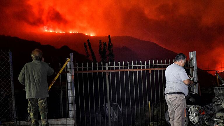 Waldbrand in Griechenland       -  Flammen färben den Himmel glutrot.