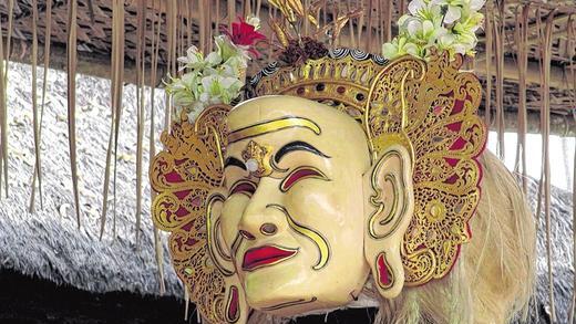 &bdquo;Verzerrte Fratzen, drohend oder höhnisch grinsend&ldquo;: Eine balinesische Maske für Tempelfeste, wie sie im Roman eine Rolle spielt.