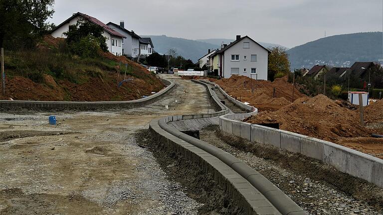 Mit Schwung kommt die Erschließung des Baugebiets in Sendelbach voran. Bei einer Besichtigung durch den Werkausschuss des Stadtrats sagte Bürgermeister Mario Paul, man liege dort voll im Zeitplan.