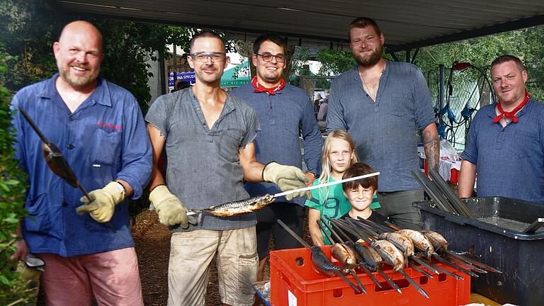 Die Herren über Feuer und Fisch: Sie grillten beim Fischfest in Oberpleichfeld die&nbsp; Steckerlfische.