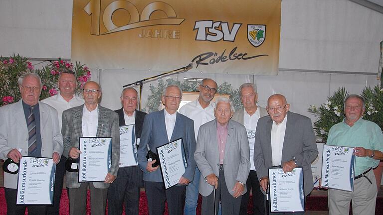 Ehrungen für 60 bis 70 Jahre Treue zum TSV Rödelsee: (von links) Oswald Wandler, Vorsitzender Dietmar Chrischilles, Martin Baumann, Walter Schubert, Wolfgang Weltner, Uwe Wurm, Karl Neuhöfer, Reinhold Bayer, Wilhelm Wurm und Gerhard Holinsky. Ehrungen für 60 bis 70 Jahre Treue zum TSV Rödelsee: (von links) Oswald Wandler, Vorsitzender Dietmar Chrischilles, Martin Baumann, Walter Schubert, Wolfgang Weltner, Uwe Wurm, Karl Neuhöfer, Reinhold Bayer, Wilhelm Wurm und Gerhard Holinsky.