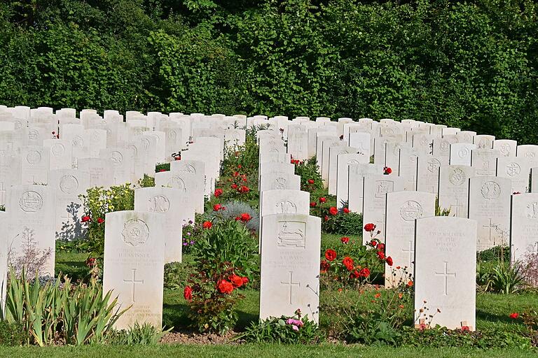 Auf dem Soldatenfriedhof von Hermanville in der Nähe von Colleville-Montgomery liegen die Leichen von über 1.000 britischen Gefallenen aus den ersten Tagen der Invasion. Viele weitere Friedhöfe dieser Art säumen die früher als Smaragd- oder Perlenküste bekannte Gegend in der Normandie.