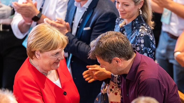 Angela Merkel und Robert Habeck       -  Robert Habeck mag den feinen Spott von Angela Merkel.