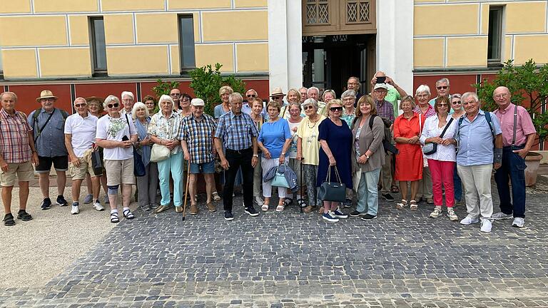 Die Volkacher Ruheständler vor dem Pompejanum.