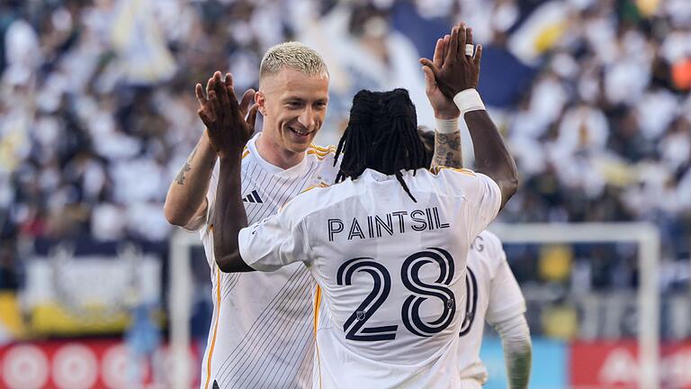 Los Angeles Galaxy - Minnesota United       -  Marco Reus jubelte vor seiner Auswechslung über vier Tore mit seinen Mitspielern - eins bereitete er vor.