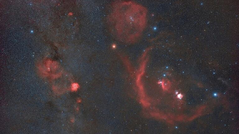 Derzeit hell am Winterhimmel sichtbar: das Sternbild Orion, laut der griechischen Mythologie der kosmische Himmelsjäger. Die Kamera macht nach einer Langzeitbelichtung komplexe, rotleuchtende Wasserstoffwolken sichtbar.