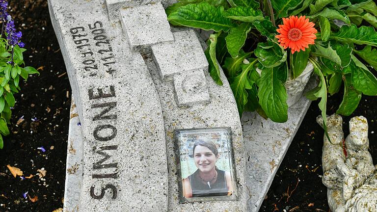 Rieden im Landkreis Würzburg ist der Geburtsort von Simone Strobel, die 2005 in Australien ermordet wurde. Dort befindet sich auch das Grab der jungen Frau.