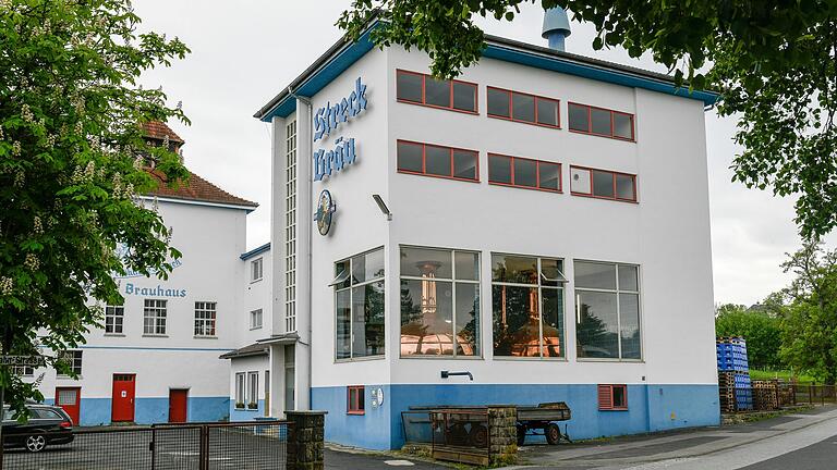 Ein Mittelständler zeigt es den Brauereiriesen: Das Firmengebäude der Streckbräu mit dem typischen Streckbier-Blau und den kupfernen Braukesseln.