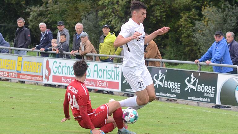 Karlburgs Eigengewächs Max Lambrecht (rechts), hier im Zweikampf mit Patrick Tekeser vom SC Feucht), könnte in der neuen Saison eine größere Rolle im Team spielen als zuletzt.