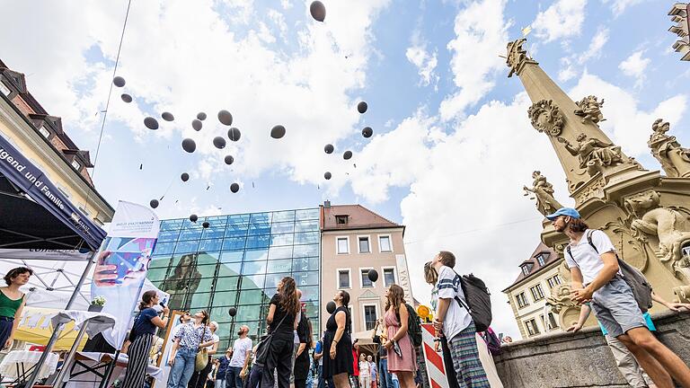 Einige Teilnehmende ließen am Vierröhrenbrunnen&nbsp; schwarze Luftballons in Gedenken an Drogentote in die Luft steigen.&nbsp;