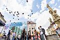 Einige Teilnehmende ließen am Vierröhrenbrunnen&nbsp; schwarze Luftballons in Gedenken an Drogentote in die Luft steigen.&nbsp;