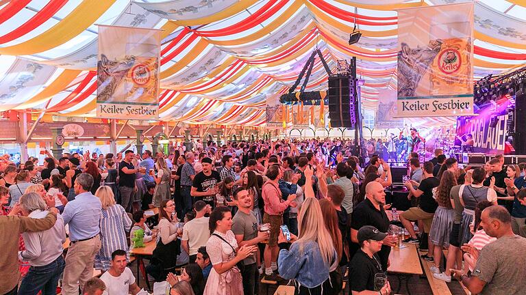 Die Troglauer Buam rockten am Dienstag ein gut besuchtes Festzelt auf der Spessartfestwoche in Lohr.