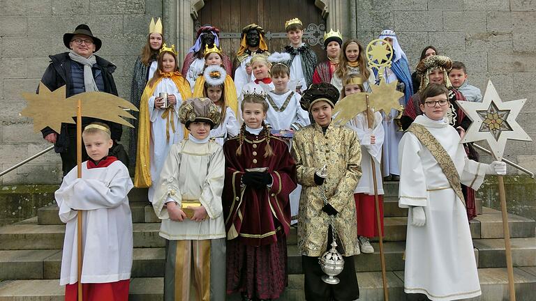 Die Sternsinger aus Ottelmannshausen, Herbstadt und Breitensee. Gemeinsam stellten sie sich auf der Treppe am Eingang der Kirche Ottelmannshausen mit Pfarrer Stephan Frank (oben ganz links) zu einem Erinnerungsbild. Die Sternsinger aus Ottelmannshausen, Herbstadt und Breitensee. Gemeinsam stellten sie sich auf der Treppe am Eingang der Kirche Ottelmannshausen mit Pfarrer Stephan Frank (oben ganz links) zu einem Erinnerungsbild.