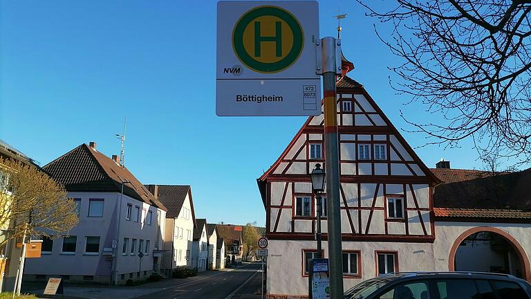Hier endet bisher der bayrische ÖPNV. Mit der Umsetzung des neuen ILEK könnten von hier Bürger-Busse auch über die Landesgrenze nach Werbach fahren.