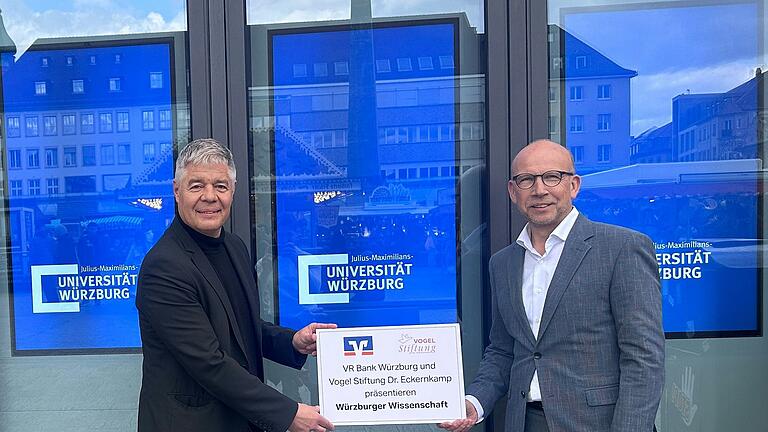 &nbsp;Gunther Schunk für die Vogel Stiftung und Joachim Erhard (rechts) für die VR-Bank präsentieren die neuen Screens am Unteren Markt.