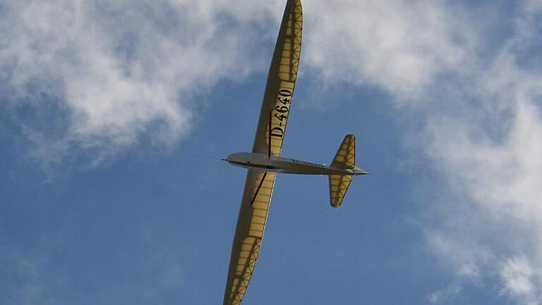 Es fliegt: Im Sonnenlicht konnte man die etwas andere Bespannung des Grunau Babys erkennen.