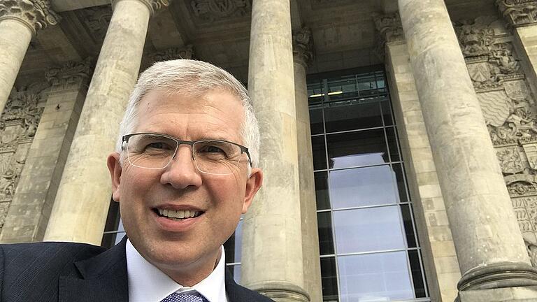 Ein Selfie vor dem Bundestag: FDP-Abgeordneter Andrew Ullmann geht seinen neuen Lebensabschnitt in Berlin an. Foto: Andrew Ullmann