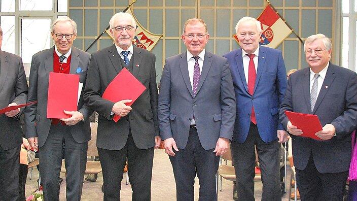 Bezirksmedaille für verdiente Unterfranken       -  Bezirkstagspräsident Erwin Dotzel hat die Bezirksmedaille an fünf langjährige und um Unterfranken verdiente Personen vergeben: Paul Beinhofer, von 2000 bis 2018 Regierungspräsident, unterstützte den Bezirk Unterfranken besonders im Gesundheitsbereich. Peter Motsch, Bezirksrat, CSU-Fraktionsvorsitzender und Vorsitzender im Partnerschaftskomitee, hatte einen Schwerpunkt auf der Sozialpolitik. Armin Grein, langjähriger Landrat in Main-Spessart und Bezirksrat, engagierte sich zudem als Vorsitzender der Lebenshilfe Marktheidenfeld und als Vorsitzender des Kreisverbandes Gartenbau und Landschaftspflege. Johannes Sitter, von 2008 bis 2018 Bezirksrat, war 21 Jahre Projektkoordinator beim Caritas Verband Würzburg in der Alten- und Behindertenpflege. Helmut Schuhmacher war von 2008 bis 2018 Bezirksrat und längere Zeit Zweiter Bürgermeister von Alzenau (Lkr. Aschaffenburg). Im Bild von links: Johannes Sitter, Peter Motsch, Paul Beinhofer, Bezirkstagspräsident Erwin Dotzel, Armin Grein, Helmut Schuhmacher und die stellvertretende Bezirkstagspräsidentin Eva-Maria Linsenbreder.