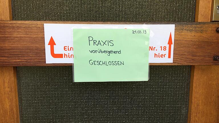 Die Tür zur Praxis des beschuldigten Logopäden kurz nach der Festnahme des Mannes.