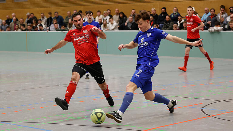 Zweikampf im Endspiel um den EEV-Cup: Ercan Öztürk (links) von der FT Schweinfurt gegen Simon Schaeffer vom FV 04 Würzburg.