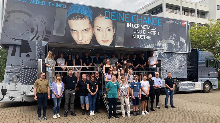 Im Bild Schüler der Udo Lindenberg-Mittelschule zusammen mit Geschäftsführer André Reich, Geschäftsführerin Nina Reich (vorne links), Personalleiter Oliver Thiele, Betriebsleitung Christoph Renner, Personalreferentin Theresa Dittmar, dem Beraterteam des M+E-Info Trucks, den Ausbildungsleitern Klaus Diemar und Martin Faulstich sowie den freigestellten Betriebsräten des Unternehmens.