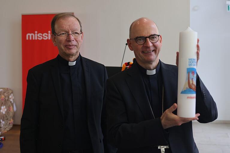 Monsignore Wolfgang Huber von 'missio' überreichte dem Gastgeber Bischof Franz Jung (rechts) zum Dank eine Kerze. Monsignore Wolfgang Huber von 'missio' überreichte dem Gastgeber Bischof Franz Jung (rechts) zum Dank eine Kerze.