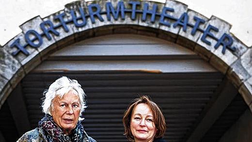 Vor dem Torturmtheater: Theaterleiter mit Frau Angelika Relin.