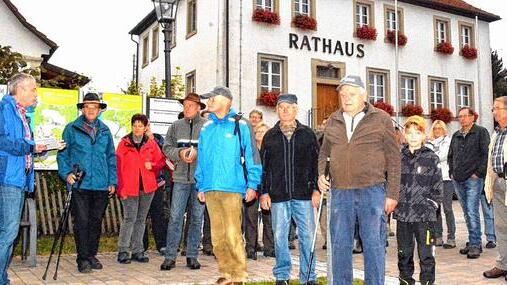 Über 30 Bürger aus Ermershausen nahmen an der Flurbegehung teil. Bürgermeister Günter Pfeiffer (links) begrüßte die Teilnehmer vor dem Rathaus. Eifrige Zuhörer waren (weiter von links) Altbürgermeister Werner Döhler mit Gattin Gerlinde, Revierförster Wolfgang Meiners, HBV-Vorsitzender Otto Zierlein sowie die Siebener Helmut Dressel und Gerhard Pfeiffer.