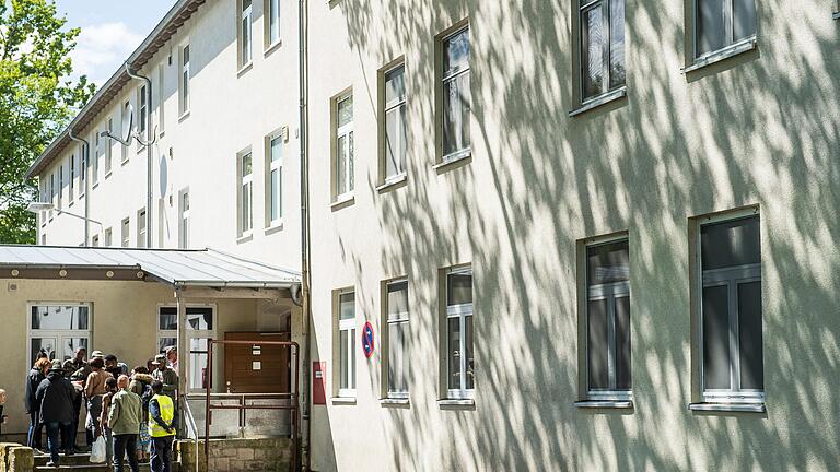 Mit 300 Einsatzkräften führte die Polizei vor einer Woche eine präventive Kontrollaktion in der unterfränkischen Ankereinrichtung durch. Es war der erste Einsatz dieser Größenordnung in der Anlage. Auch künftig soll es solche Kontrollen geben. Mit 300 Einsatzkräften führte die Polizei vor einer Woche eine präventive Kontrollaktion in der unterfränkischen Ankereinrichtung durch. Es war der erste Einsatz dieser Größenordnung in der Anlage. Auch künftig soll es solche Kontrollen geben.