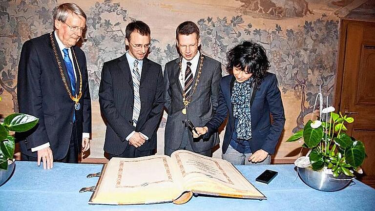 Nobelpreisträgerin Emmanuele Charpentier 2016  bei der Verleihung des Carus-Preises in Schweinfurt: Links: der damalige Leopoldina-Präsident Prof. Dr. Jörg Hacker, Prof. Dr.  Jakob Wörner, ebenfalls Carus-Preisträger, OB Sebastian Remelé und Prof. Dr. Emmanuelle Charpentier.