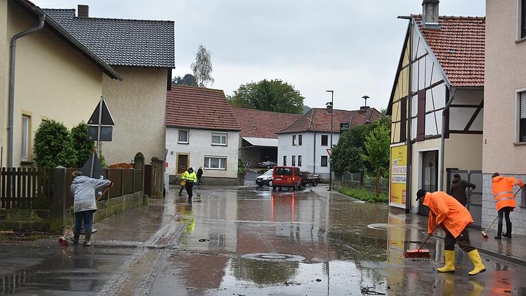 Die Michelauer Ortsdurchfahrt ist nach Starkregen immer wieder von Überflutungen betroffen. Dann heißt es Aufräumen und Straße säubern, wie hier im Mai 2019. Die Michelauer Ortsdurchfahrt ist nach Starkregen immer wieder von Überflutungen betroffen. Dann heißt es Aufräumen und Straße säubern, wie hier im Mai 2019.