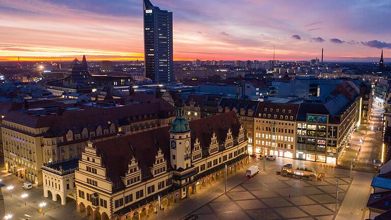 Der Marktplatz mit dem Alten Rathaus von Leipzig gilt als beliebtes Ausflugsziel.