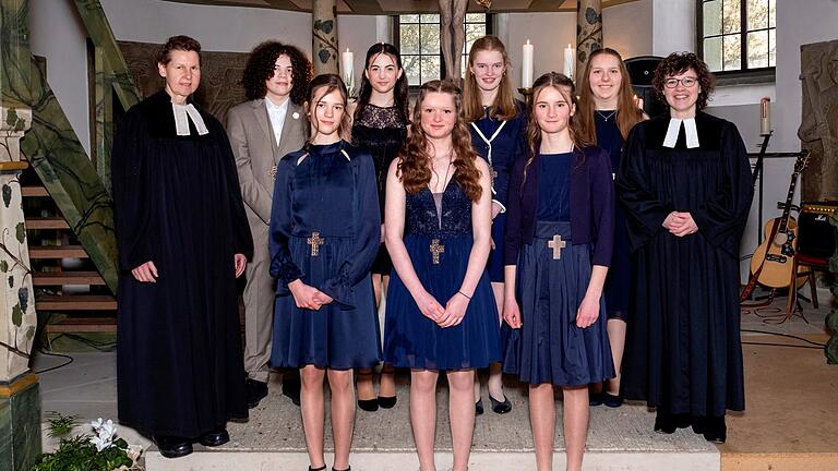 Am Weißen Sonntag wurden in der Kirchengemeinde Schweinshaupten sieben Mädchen und Jungen durch Pfarrerin Christina Lungfiel (rechts) und Pfarrerin Lucia Langer (links) konfirmiert. Auf dem Foto sind zu sehen (von links, vordere Reihe): Johanna Wettengel (Stöckach), Alicia Büttner (Manau), Clara Wettengel (Stöckach); hintere Reihe: Ben Vierneusel (Erlsdorf), Nina Bergmann (Schweinshaupten), Laetitia von Truchseß (Bundorf), Lena Gutjahr (Sulzbach). Der Konfirmationsgottesdienst wurde von Orgelmusik begleitet. Außerdem umrahmte der Posaunenchor Schweinshaupten/Ermershausen den Festgottesdienst mit Ständchen im Anschluss an den Gottesdienst.